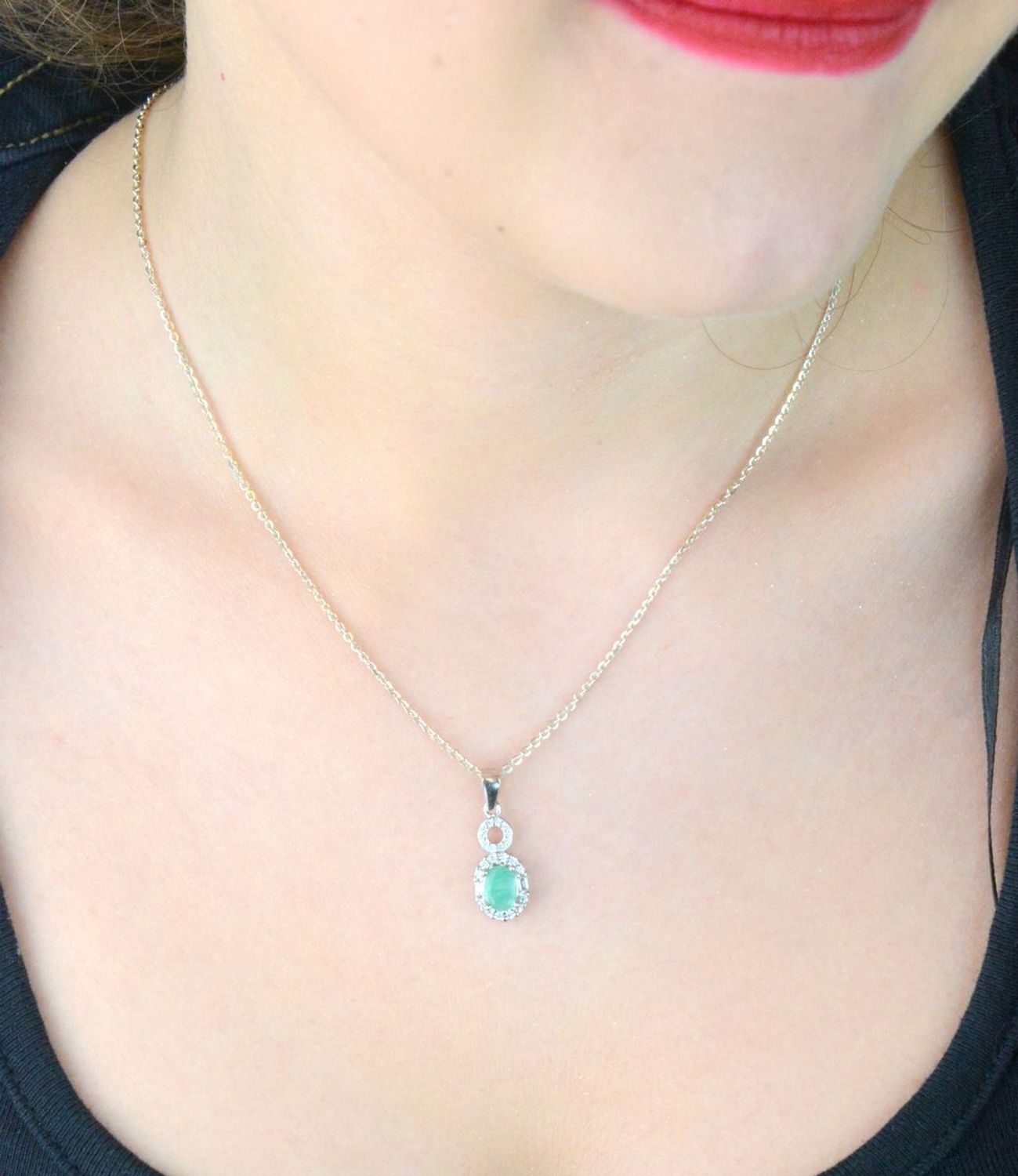 Zawieszka srebrna damska z owalnym szmaragdem i cyrkoniami. Model DIA-ZAW-13077-925, srebro 925, długość 2,3 cm, szerokość 9 mm, waga 1,60 g. Elegancka biżuteria z klasą.1.jpg