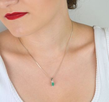 Delikatna zawieszka damska ze srebra 925 z naturalnym szmaragdem. Waga 0,90 g, długość 1,5 cm, szerokość 4 mm. Idealna jako prezent – subtelna i pełna klazzsy (4).JPG