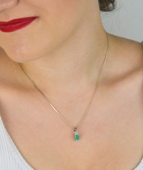 Delikatna zawieszka damska ze srebra 925 z naturalnym szmaragdem. Waga 0,90 g, długość 1,5 cm, szerokość 4 mm. Idealna jako prezent – subtelna i pełna klazzsy (5).JPG
