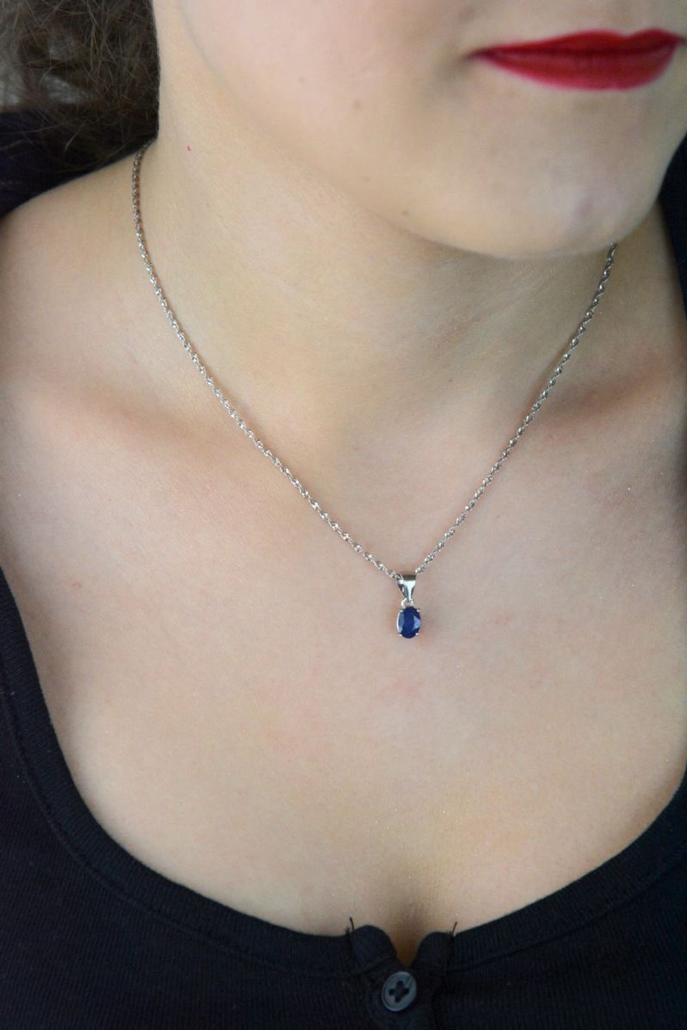 Zawieszka damska srebrna próby 925 z owalnym szafirem. Długość 1,5 cm, szerokość 5 mm, waga 0,80 g. Model DIA-ZAW-13079-925 – szlachetna i subtelna elegancja.1.jpg