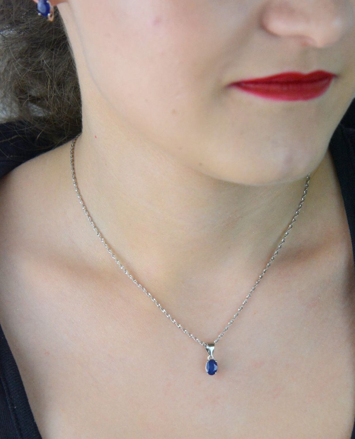 Zawieszka damska srebrna próby 925 z owalnym szafirem. Długość 1,5 cm, szerokość 5 mm, waga 0,80 g. Model DIA-ZAW-13079-925 – szlachetna i subtelna elegancja.1.jpg