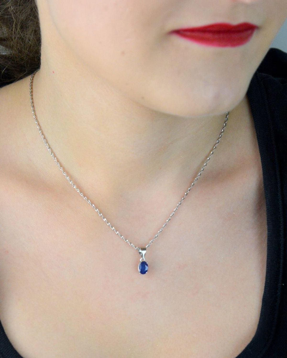 Zawieszka damska srebrna próby 925 z owalnym szafirem. Długość 1,5 cm, szerokość 5 mm, waga 0,80 g. Model DIA-ZAW-13079-925 – szlachetna i subtelna elegancja.1.jpg