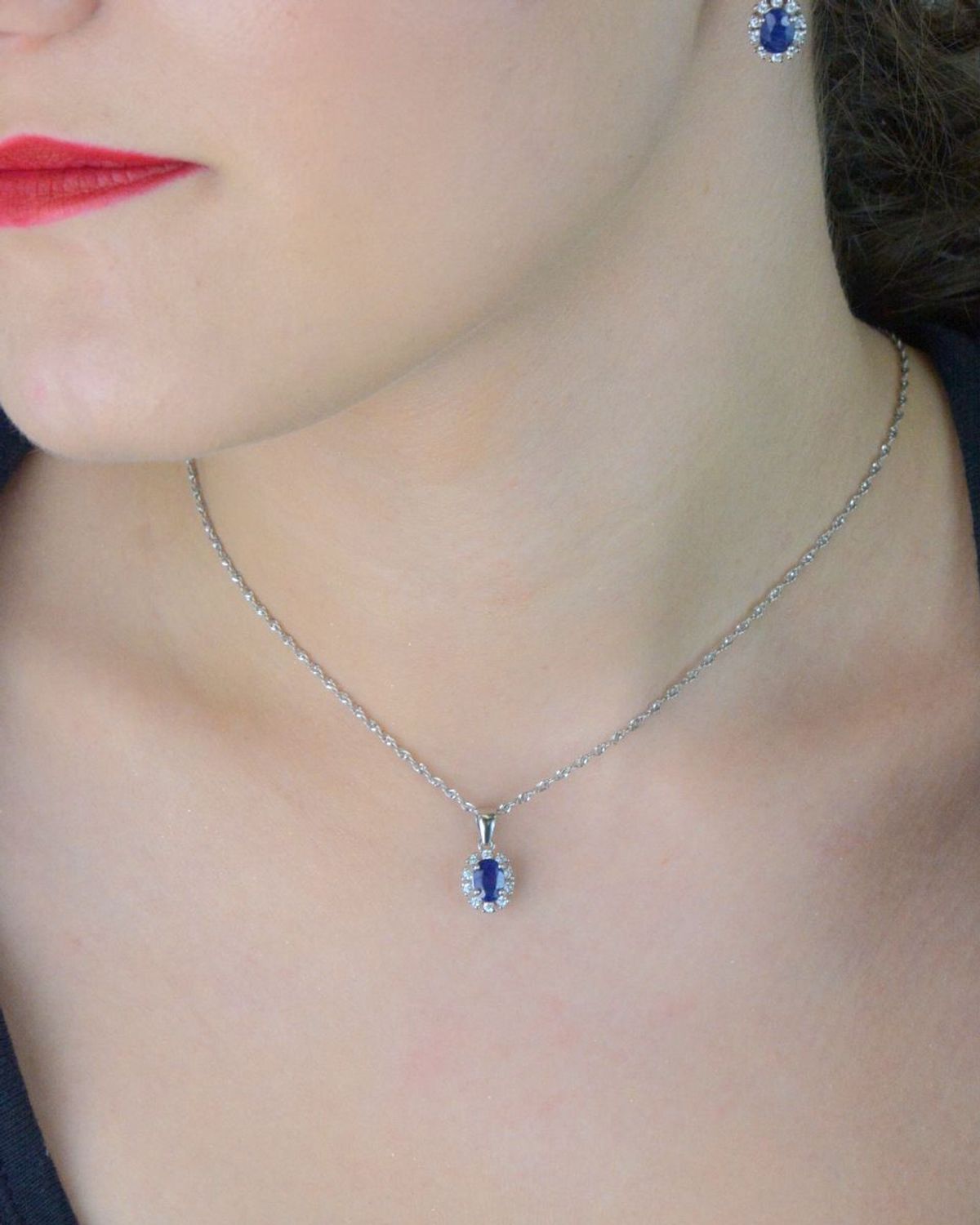 Zawieszka damska srebrna próby 925 z naturalnym owalnym szafirem i cyrkoniami. Wymiary 1,7 cm x 9 mm, waga 1,50 g. Model DIA-ZAW-13081-925 – elegancka i subtelna biżuteria.1.jpg