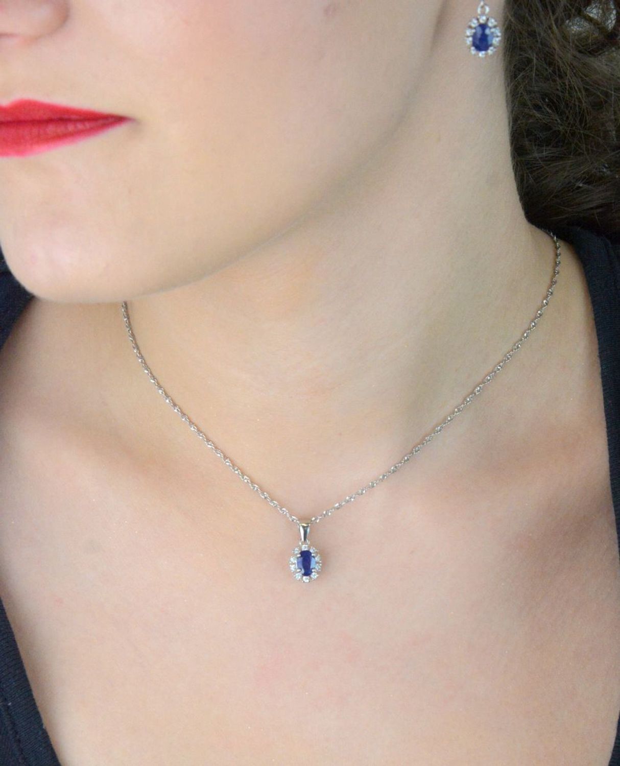 Zawieszka damska srebrna próby 925 z naturalnym owalnym szafirem i cyrkoniami. Wymiary 1,7 cm x 9 mm, waga 1,50 g. Model DIA-ZAW-13081-925 – elegancka i subtelna biżuteria.1.jpg