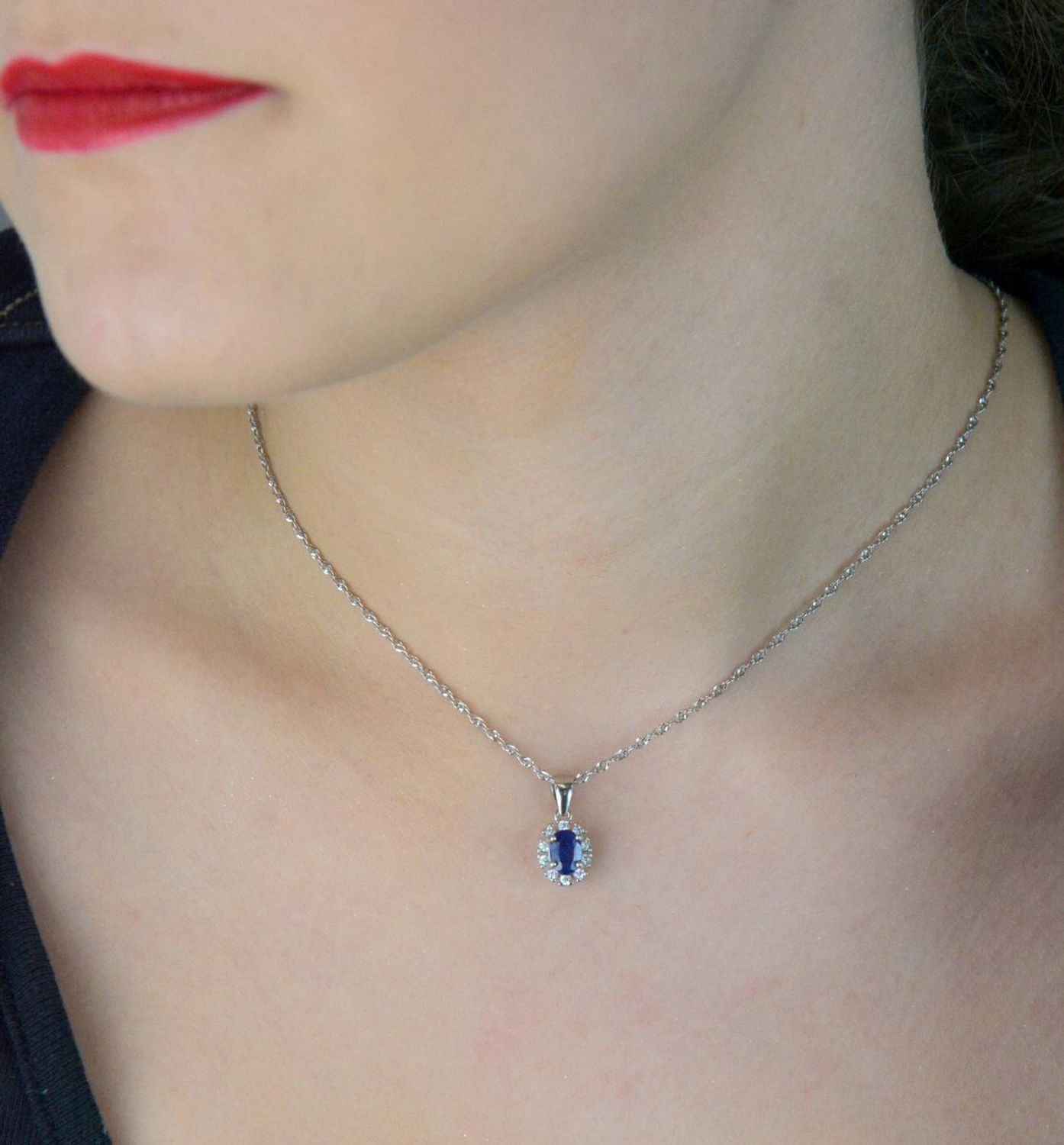 Zawieszka damska srebrna próby 925 z naturalnym owalnym szafirem i cyrkoniami. Wymiary 1,7 cm x 9 mm, waga 1,50 g. Model DIA-ZAW-13081-925 – elegancka i subtelna biżuteria.1.jpg