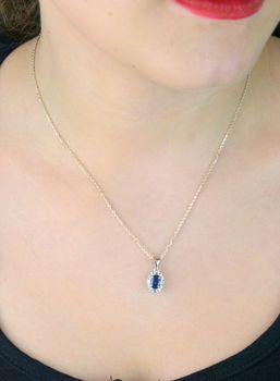 Subtelna srebrna zawieszka 925 z owalnym szafirem i białymi cyrkoniami. Model DIA-ZAW-13082-925 – elegancja, która podkreśli kobiecą urodę. Idealna na prezent lub wyjątkową okazję (1).JPG