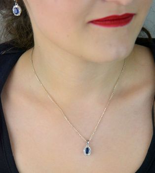 Subtelna srebrna zawieszka 925 z owalnym szafirem i białymi cyrkoniami. Model DIA-ZAW-13082-925 – elegancja, która podkreśli kobiecą urodę. Idealna na prezent lub wyjątkową okazję (2).JPG