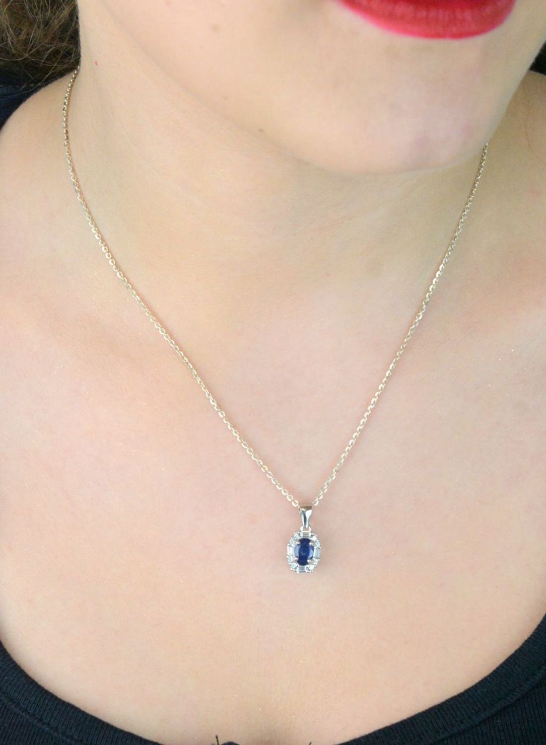 Subtelna srebrna zawieszka 925 z owalnym szafirem i białymi cyrkoniami. Model DIA-ZAW-13082-925 – elegancja, która podkreśli kobiecą urodę. Idealna na prezent lub wyjątkową okazję.1.jpg