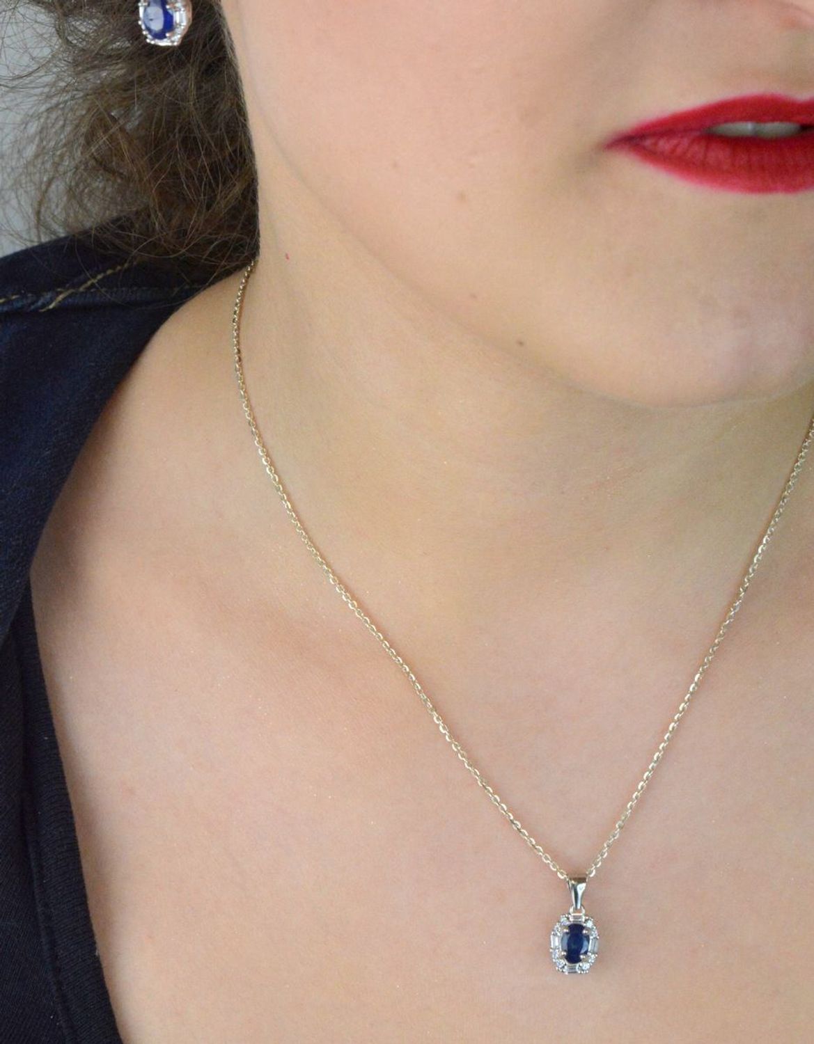 Subtelna srebrna zawieszka 925 z owalnym szafirem i białymi cyrkoniami. Model DIA-ZAW-13082-925 – elegancja, która podkreśli kobiecą urodę. Idealna na prezent lub wyjątkową okazję.1.jpg