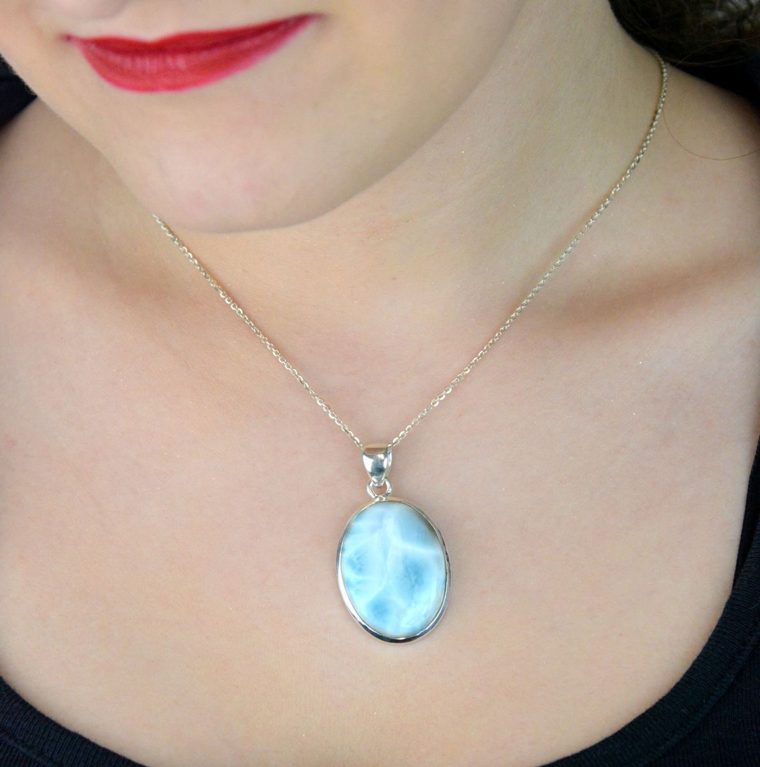 Zawieszka damska srebrna z naturalnym larimarem. Długość 4,3 cm, szerokość 2,4 cm, waga 10,84 g. Owalny kształt, srebro próby 925. Wyjątkowa biżuteria z kamieniem z Dominikany.1.jpg