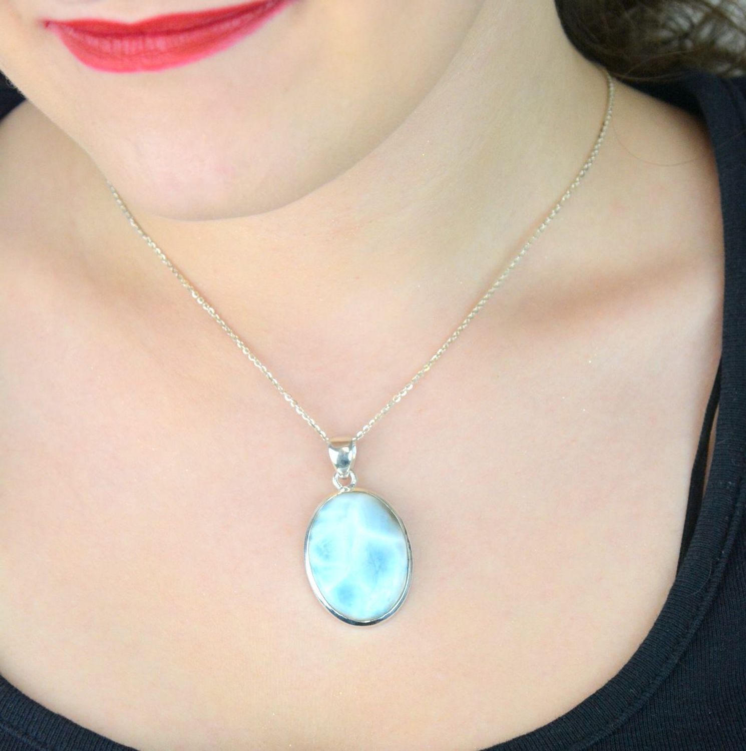 Zawieszka damska srebrna z naturalnym larimarem. Długość 4,3 cm, szerokość 2,4 cm, waga 10,84 g. Owalny kształt, srebro próby 925. Wyjątkowa biżuteria z kamieniem z Dominikany.1.jpg