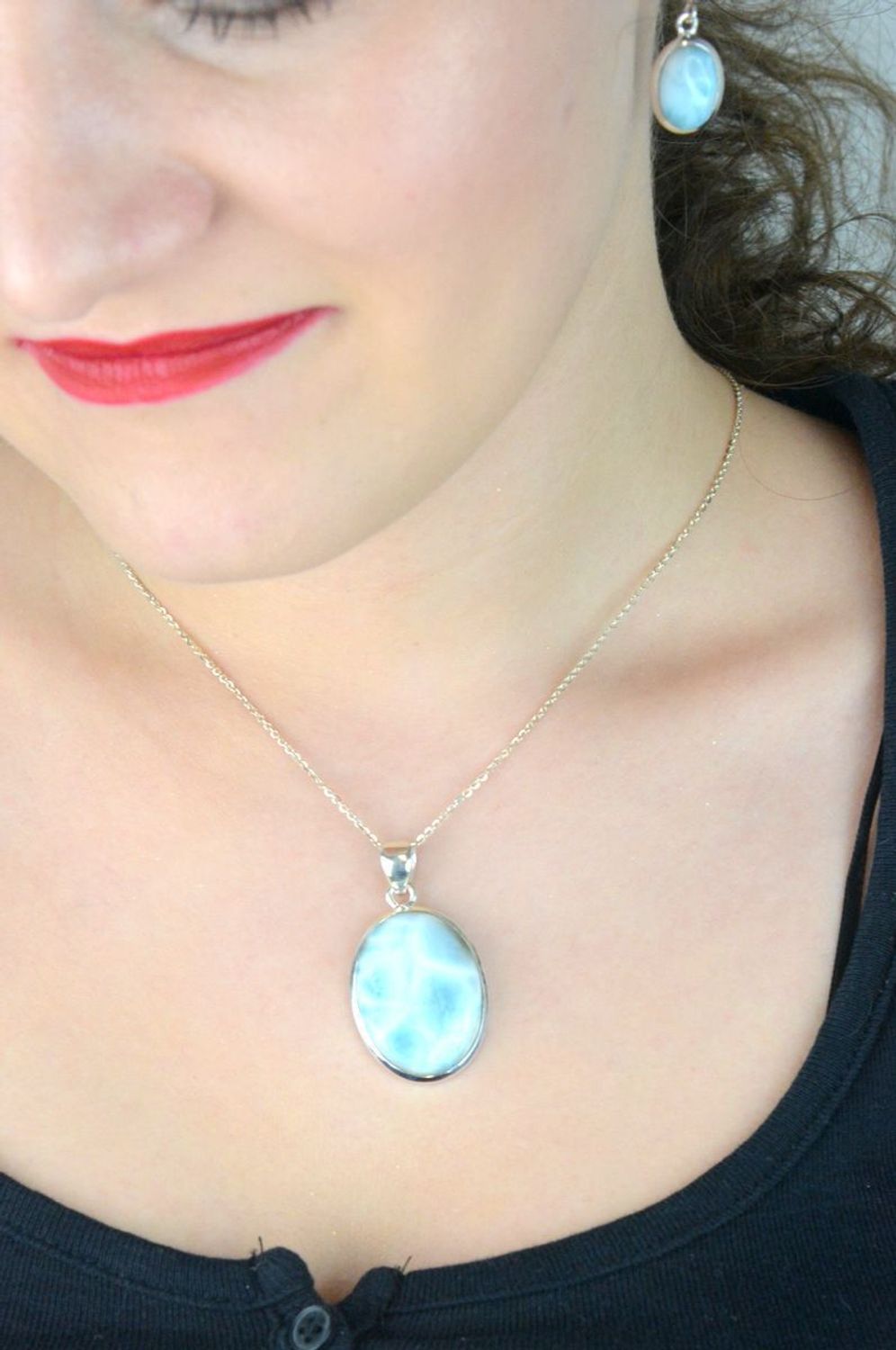 Zawieszka damska srebrna z naturalnym larimarem. Długość 4,3 cm, szerokość 2,4 cm, waga 10,84 g. Owalny kształt, srebro próby 925. Wyjątkowa biżuteria z kamieniem z Dominikany.1.jpg