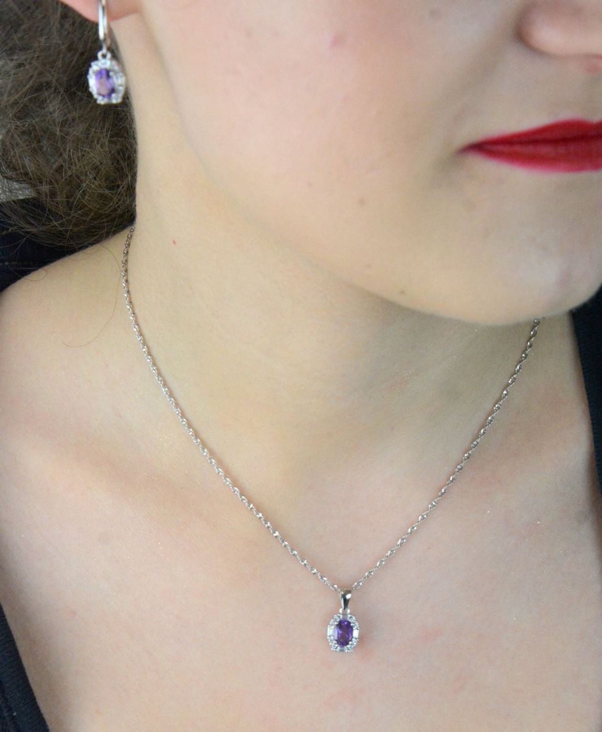 Zawieszka damska srebrna próby 925 z owalnym ametystem i cyrkoniami. Wymiary 1,5 cm x 1,0 cm, waga 1,50 g. Model DIA-ZAW-13085-925 – subtelna i elegancka biżuteria.1.jpg