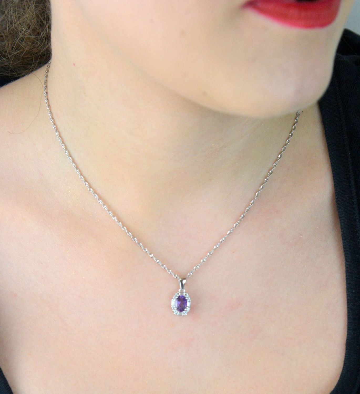 Zawieszka damska srebrna próby 925 z owalnym ametystem i cyrkoniami. Wymiary 1,5 cm x 1,0 cm, waga 1,50 g. Model DIA-ZAW-13085-925 – subtelna i elegancka biżuteria.1.jpg