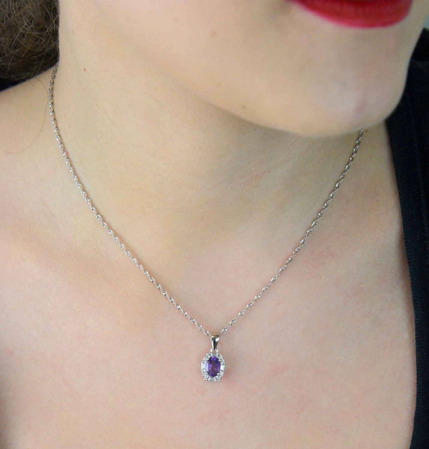 Zawieszka damska srebrna próby 925 z owalnym ametystem i cyrkoniami. Wymiary 1,5 cm x 1,0 cm, waga 1,50 g. Model DIA-ZAW-13085-925 – subtelna i elegancka biżuteria.1.jpg