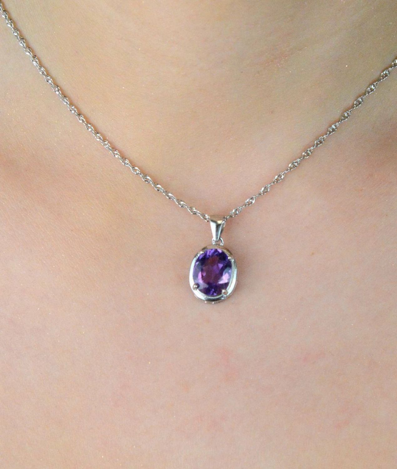 Zawieszka damska srebrna z naturalnym ametystem. Długość z oczkiem 2,0 cm, szerokość 1,1 cm, waga 2,13 g. Model DIA-ZAW-13086-925. Elegancka biżuteria z kamieniem szlachetnym.1.jpg