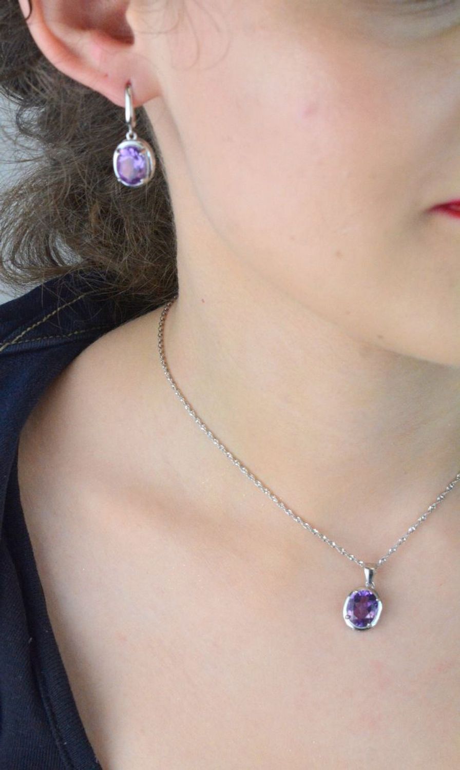 Zawieszka damska srebrna z naturalnym ametystem. Długość z oczkiem 2,0 cm, szerokość 1,1 cm, waga 2,13 g. Model DIA-ZAW-13086-925. Elegancka biżuteria z kamieniem szlachetnym.1.jpg