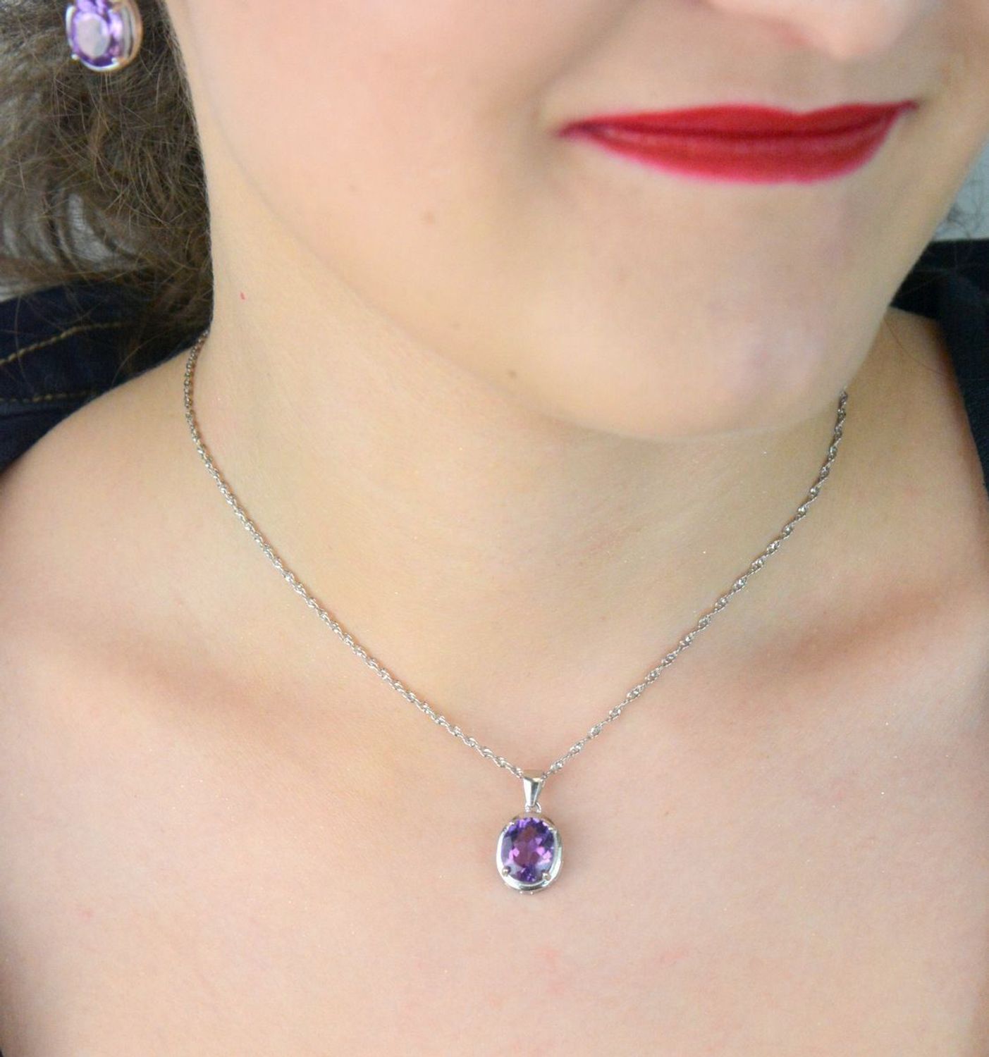 Zawieszka damska srebrna z naturalnym ametystem. Długość z oczkiem 2,0 cm, szerokość 1,1 cm, waga 2,13 g. Model DIA-ZAW-13086-925. Elegancka biżuteria z kamieniem szlachetnym.1.jpg