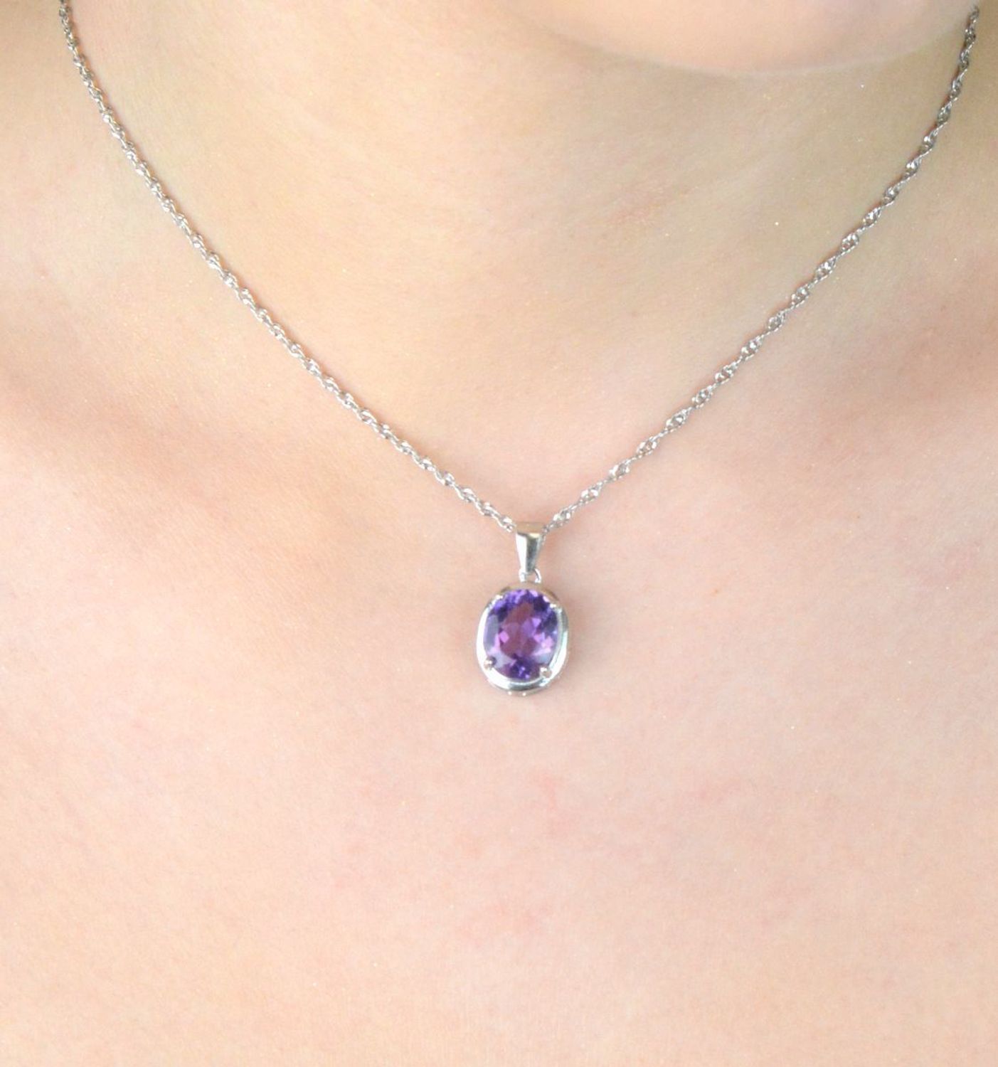 Zawieszka damska srebrna z naturalnym ametystem. Długość z oczkiem 2,0 cm, szerokość 1,1 cm, waga 2,13 g. Model DIA-ZAW-13086-925. Elegancka biżuteria z kamieniem szlachetnym.1.jpg