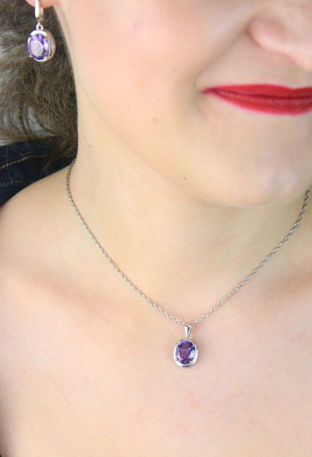 Zawieszka damska srebrna z naturalnym ametystem. Długość z oczkiem 2,0 cm, szerokość 1,1 cm, waga 2,13 g. Model DIA-ZAW-13086-925. Elegancka biżuteria z kamieniem szlachetnym.1.jpg