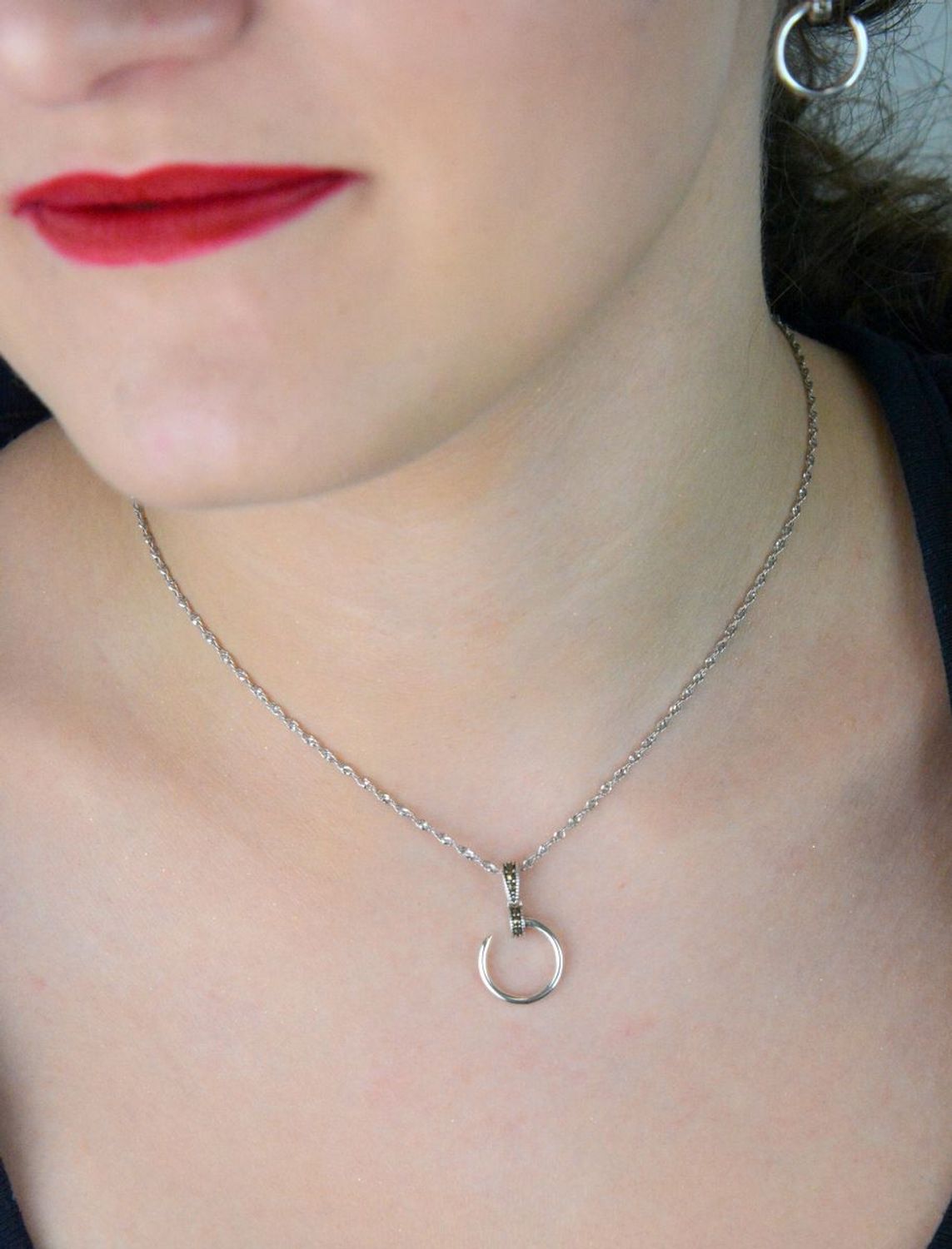 Delikatna zawieszka srebrna próby 925 w kształcie przerywanego kółeczka, zdobiona markazytami. Długość 2,3 cm, szerokość 1,4 cm. Model DIA-ZAW-13087-925 – subtelna elegancja.1.jpg