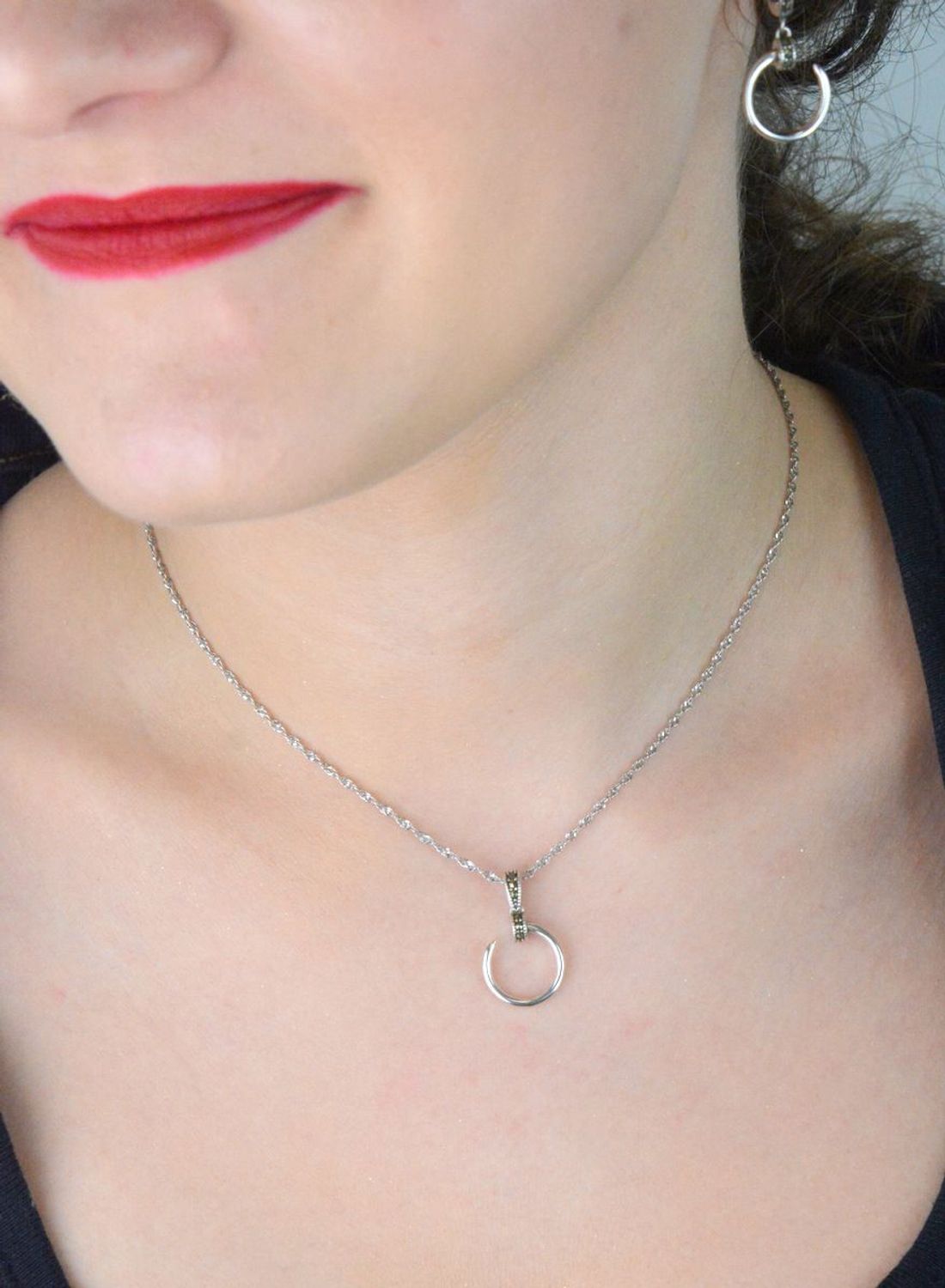 Delikatna zawieszka srebrna próby 925 w kształcie przerywanego kółeczka, zdobiona markazytami. Długość 2,3 cm, szerokość 1,4 cm. Model DIA-ZAW-13087-925 – subtelna elegancja.1.jpg