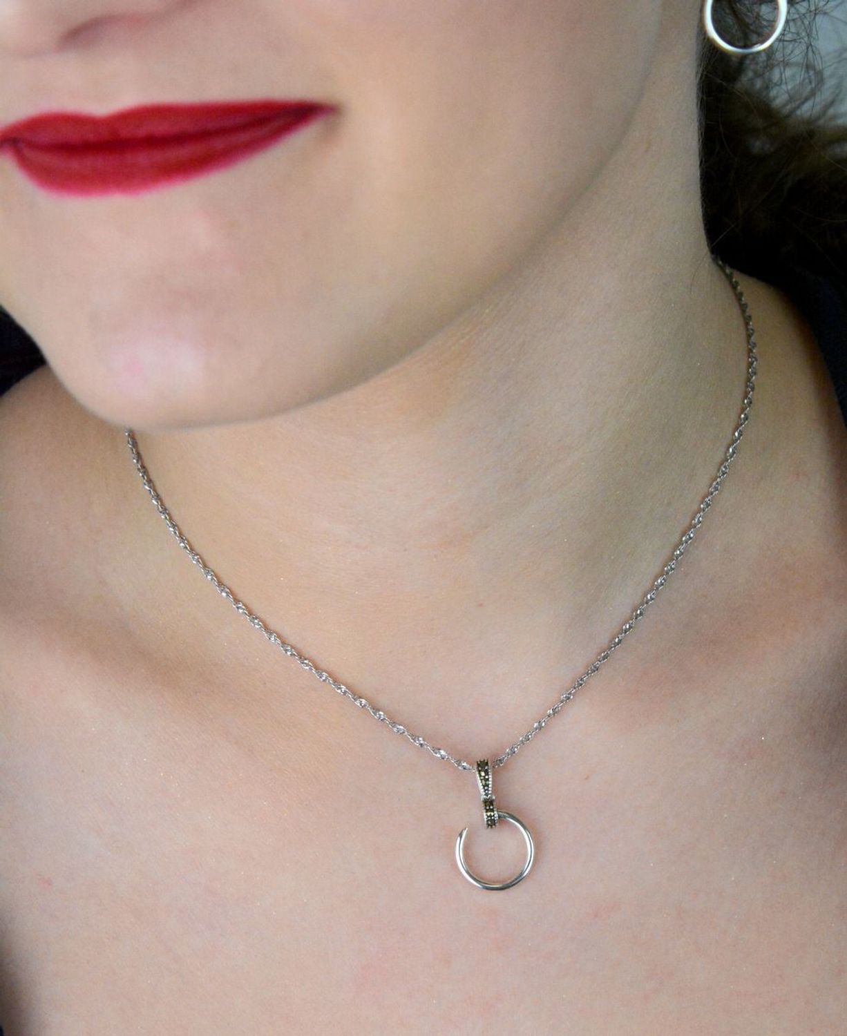 Delikatna zawieszka srebrna próby 925 w kształcie przerywanego kółeczka, zdobiona markazytami. Długość 2,3 cm, szerokość 1,4 cm. Model DIA-ZAW-13087-925 – subtelna elegancja.1.jpg