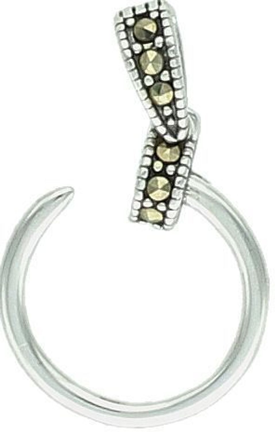 Delikatna zawieszka srebrna próby 925 w kształcie przerywanego kółeczka, zdobiona markazytami. Długość 2,3 cm, szerokość 1,4 cm. Model DIA-ZAW-13087-925 – subtelna elegancja.1.jpg