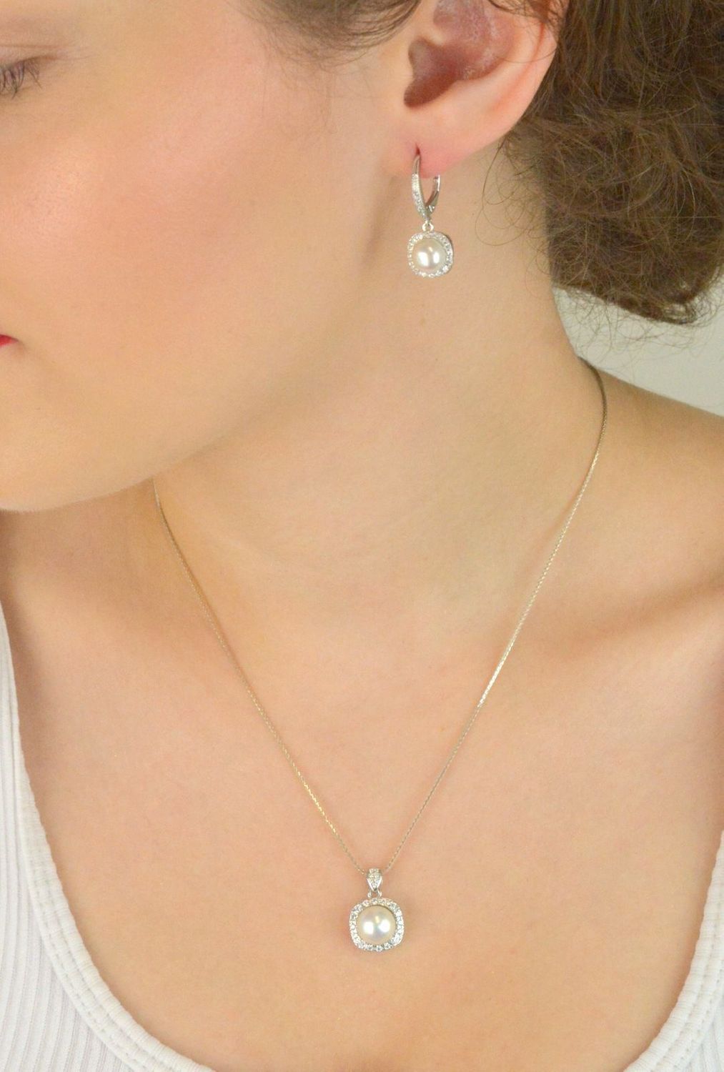 Zawieszka damska srebrna z perłą hodowlaną i cyrkoniami DIA-ZAW-13156-925. Próba 925, długość 2 cm, szerokość 1,2 cm. Klasyka i subtelny blask.1.jpg