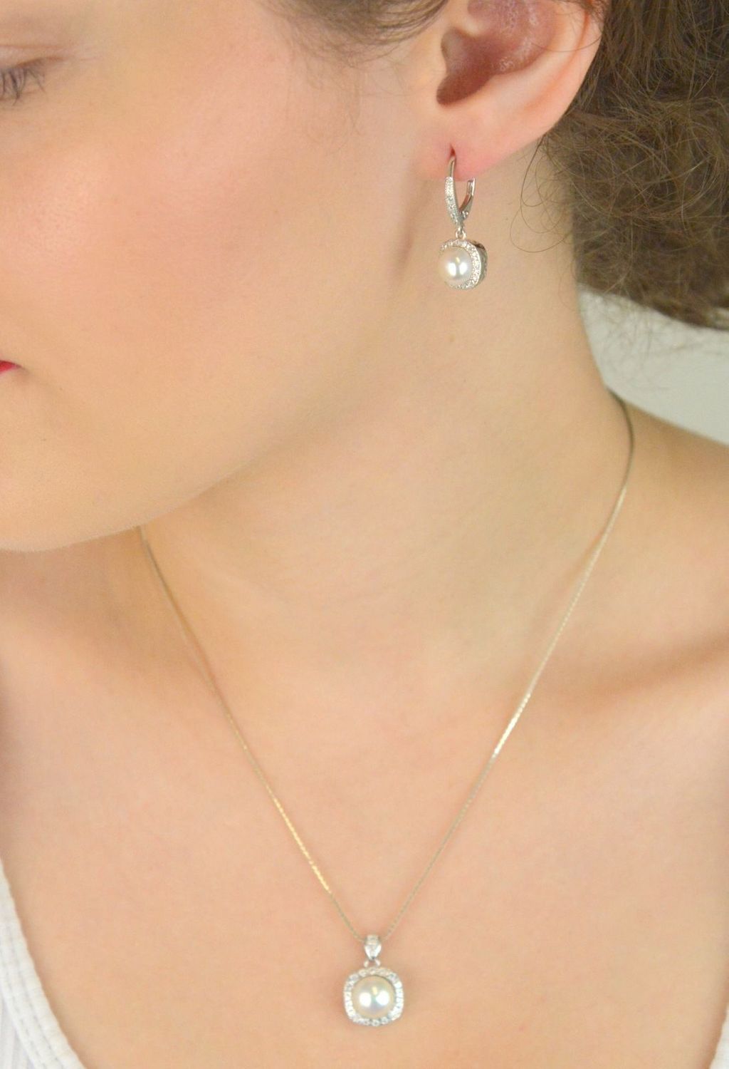 Zawieszka damska srebrna z perłą hodowlaną i cyrkoniami DIA-ZAW-13156-925. Próba 925, długość 2 cm, szerokość 1,2 cm. Klasyka i subtelny blask.1.jpg