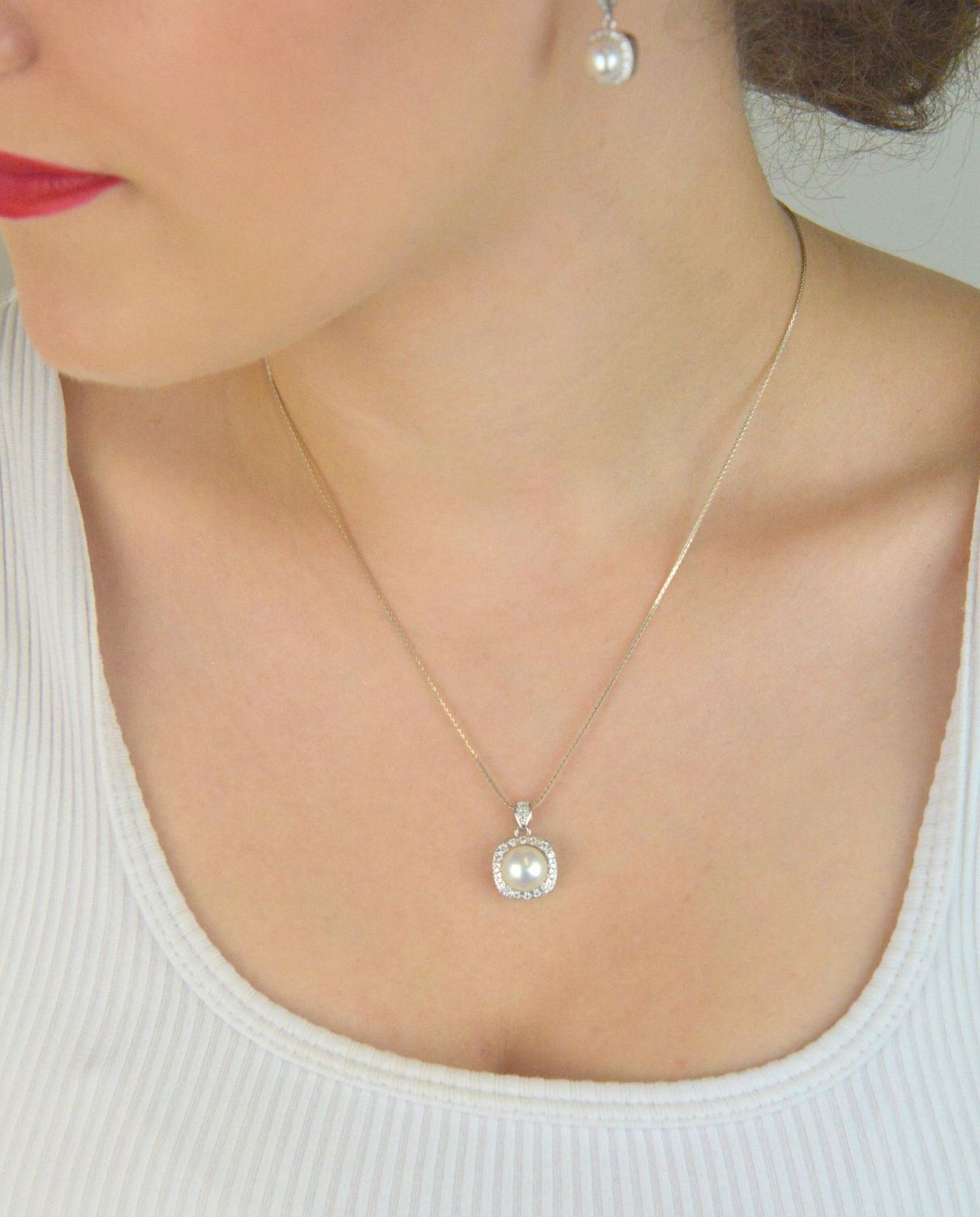 Zawieszka damska srebrna z perłą hodowlaną i cyrkoniami DIA-ZAW-13156-925. Próba 925, długość 2 cm, szerokość 1,2 cm. Klasyka i subtelny blask.1.jpg