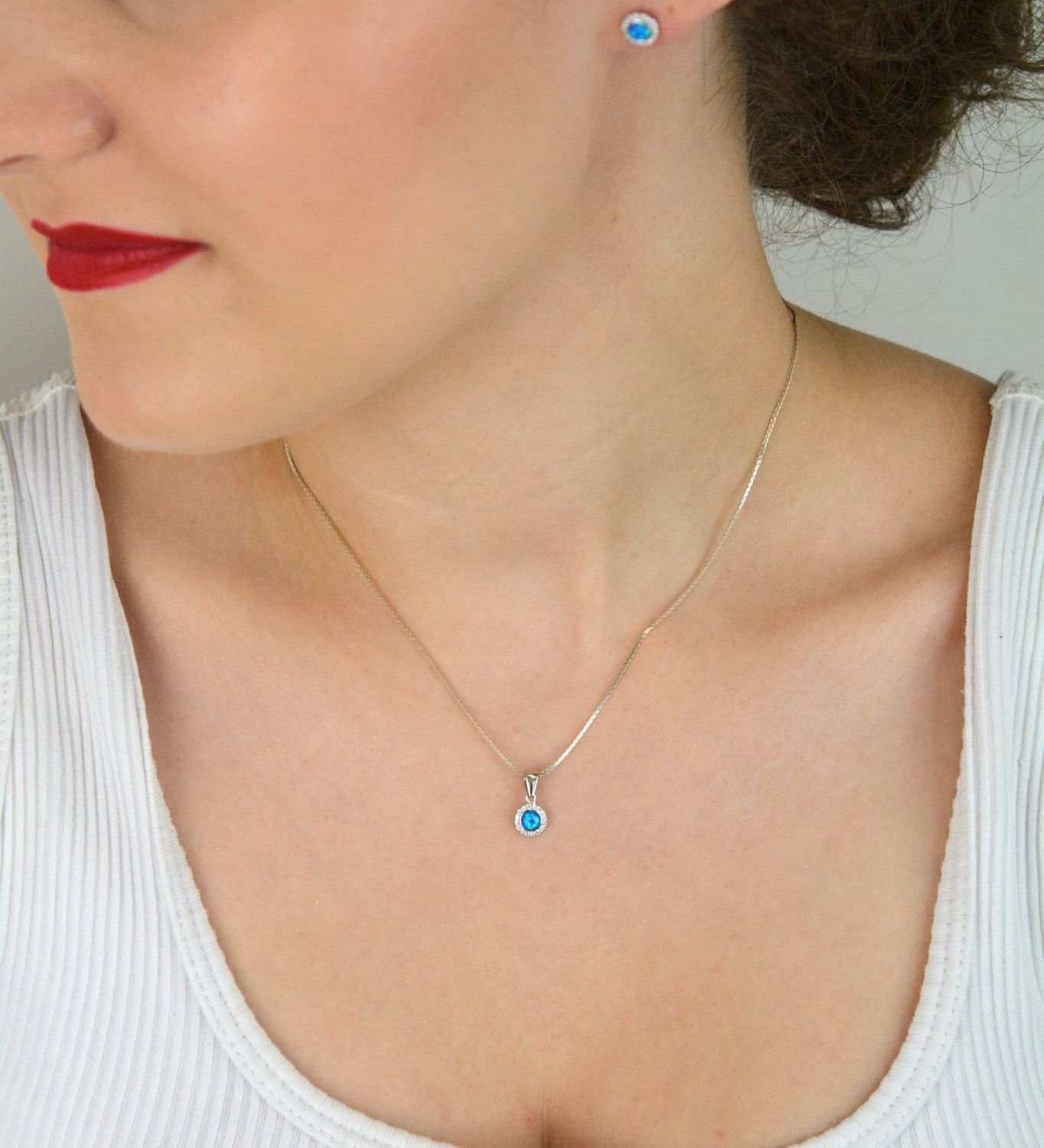 Zawieszka srebrna damska z niebieskim syntetycznym opalem i cyrkoniami. Próba 925, wymiary 1,3 cm x 7 mm, lekka – 0,50 g. Idealna jako elegancki dodatek lub prezent.1.jpg