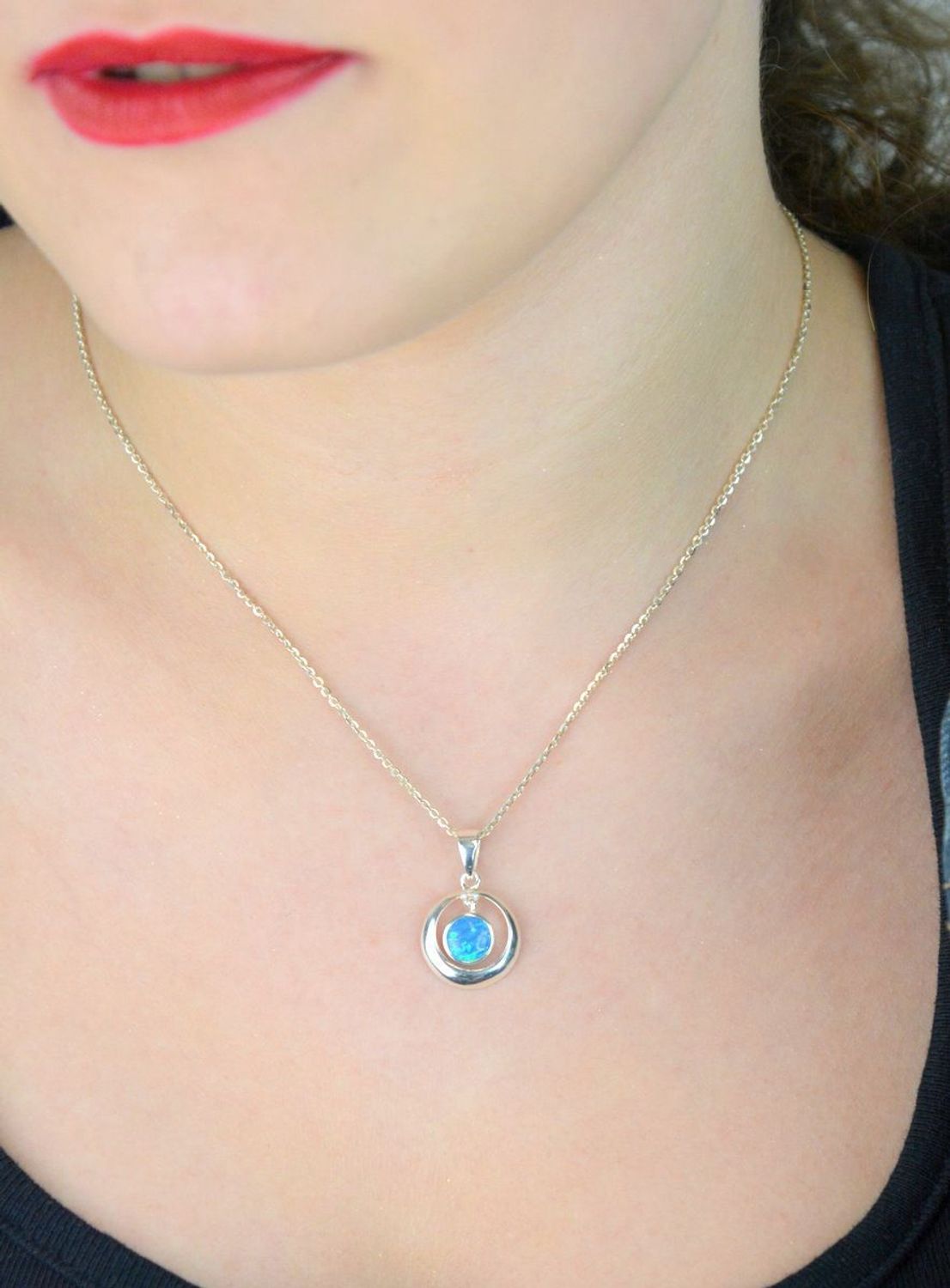 Zawieszka damska srebrna DIA-ZAW-13176-925 – okrągła z niebieskim syntetycznym opalem, próba 925, długość 2,5 cm, szerokość 1,5 cm, waga 2,10 g.1.jpg