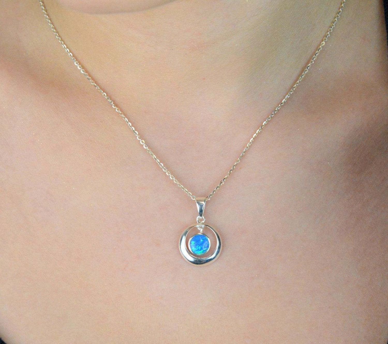 Zawieszka damska srebrna DIA-ZAW-13176-925 – okrągła z niebieskim syntetycznym opalem, próba 925, długość 2,5 cm, szerokość 1,5 cm, waga 2,10 g.1.jpg