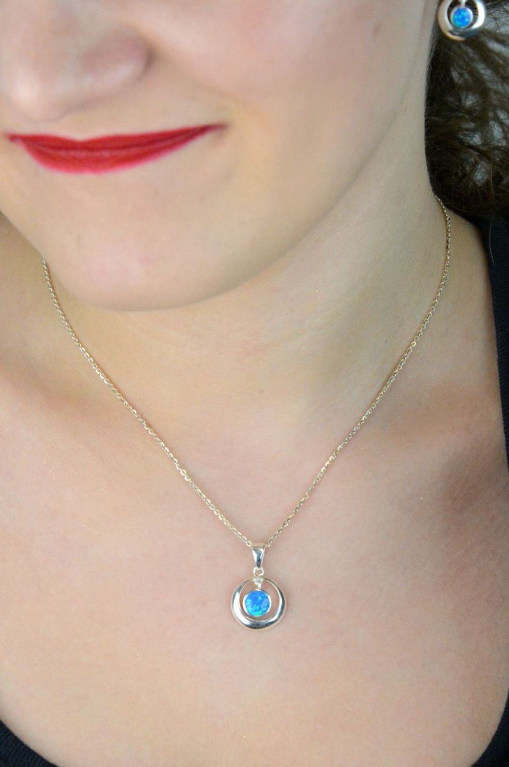 Zawieszka damska srebrna DIA-ZAW-13176-925 – okrągła z niebieskim syntetycznym opalem, próba 925, długość 2,5 cm, szerokość 1,5 cm, waga 2,10 g.1.jpg