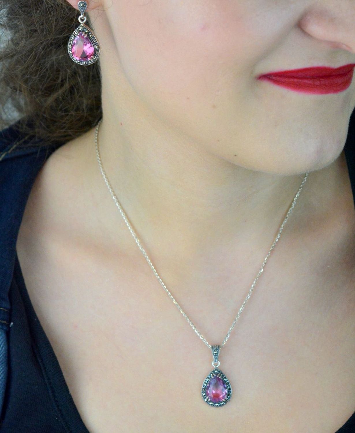 Zawieszka srebrna próby 925 z cyrkonią różowo-fioletową i markazytami. Kształt łezki, wymiary 3,0 x 1,5 cm, waga 3,20 g. Model DIA-ZAW-13185-925 – klasyka z nutą koloru.1.jpg