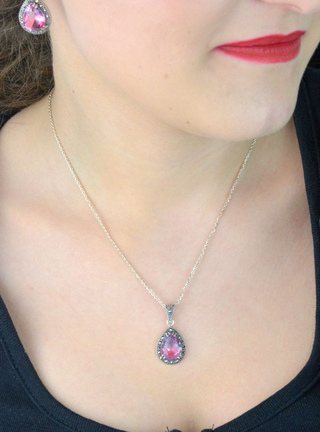 Zawieszka srebrna próby 925 z cyrkonią różowo-fioletową i markazytami. Kształt łezki, wymiary 3,0 x 1,5 cm, waga 3,20 g. Model DIA-ZAW-13185-925 – klasyka z nutą koloru.1.jpg