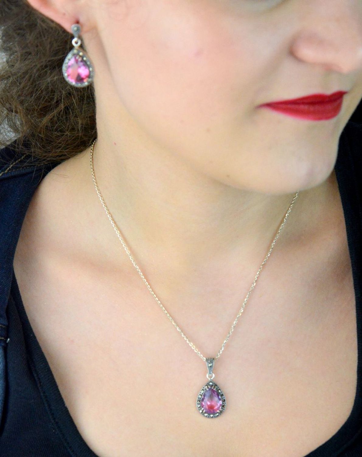 Zawieszka srebrna próby 925 z cyrkonią różowo-fioletową i markazytami. Kształt łezki, wymiary 3,0 x 1,5 cm, waga 3,20 g. Model DIA-ZAW-13185-925 – klasyka z nutą koloru.1.jpg