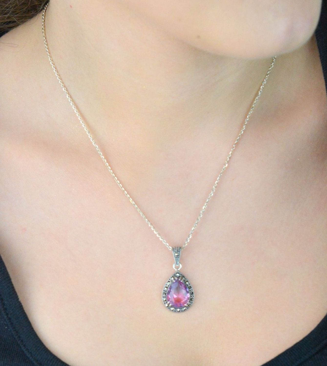 Zawieszka srebrna próby 925 z cyrkonią różowo-fioletową i markazytami. Kształt łezki, wymiary 3,0 x 1,5 cm, waga 3,20 g. Model DIA-ZAW-13185-925 – klasyka z nutą koloru.1.jpg