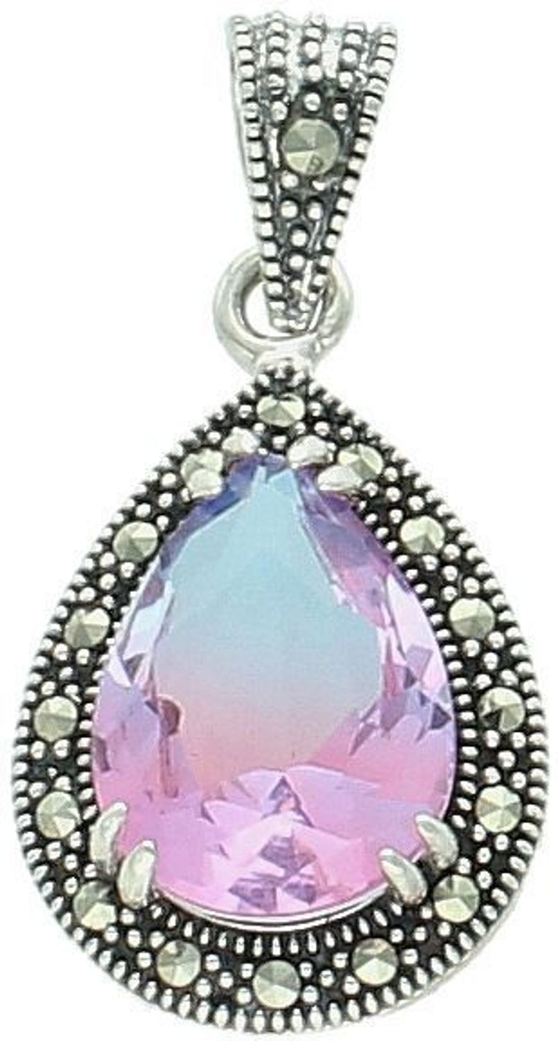 Zawieszka srebrna próby 925 z cyrkonią różowo-fioletową i markazytami. Kształt łezki, wymiary 3,0 x 1,5 cm, waga 3,20 g. Model DIA-ZAW-13185-925 – klasyka z nutą koloru.1.jpg