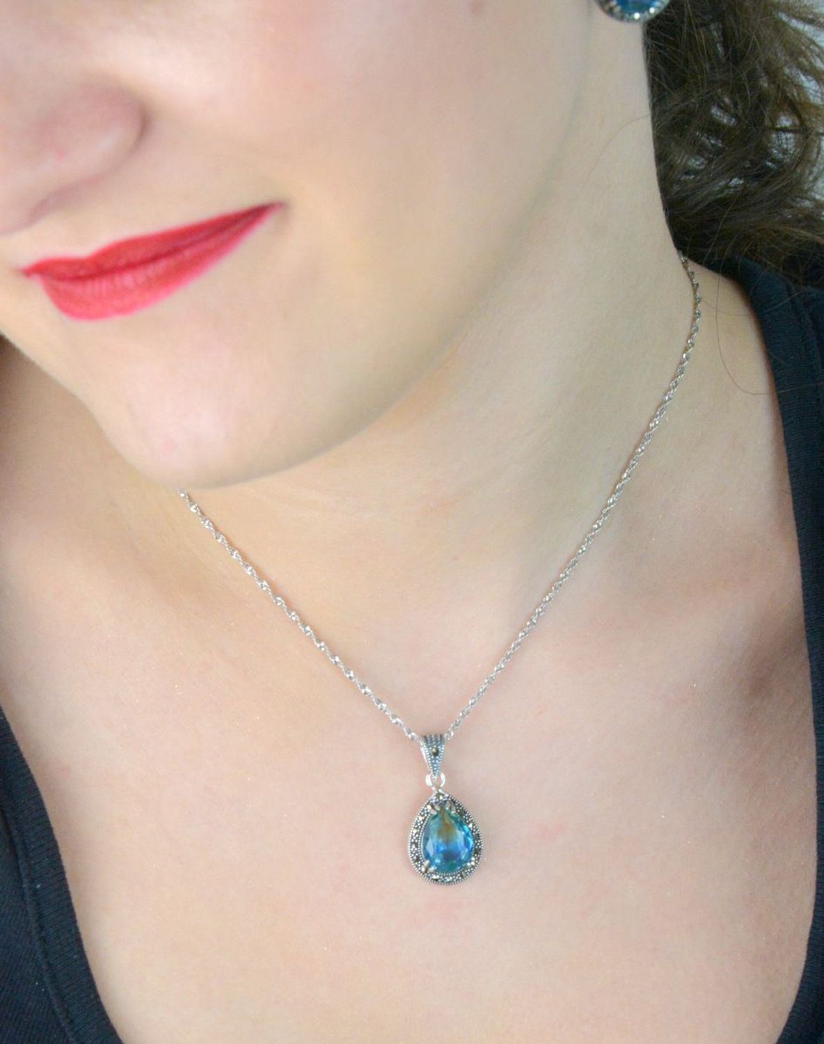 Zawieszka srebrna próby 925 w kształcie łezki, zdobiona cyrkonią niebiesko-zieloną i markazytami. Model DIA-ZAW-13186-925, długość 3,0 cm, szerokość 1,5 cm, waga 3,20 g. 1.jpg