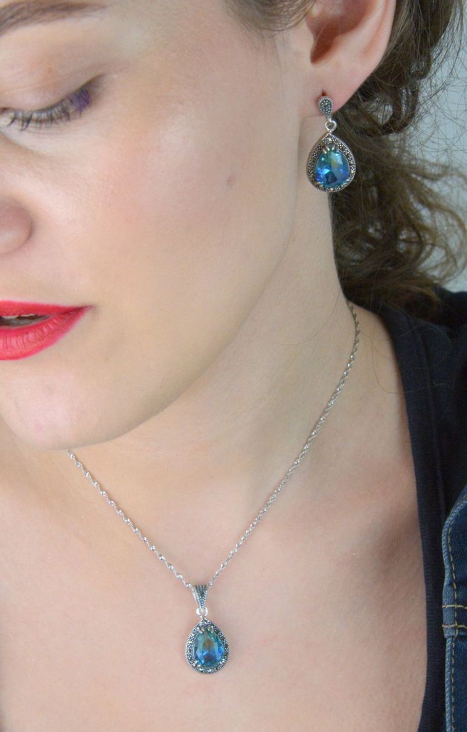 Zawieszka srebrna próby 925 w kształcie łezki, zdobiona cyrkonią niebiesko-zieloną i markazytami. Model DIA-ZAW-13186-925, długość 3,0 cm, szerokość 1,5 cm, waga 3,20 g. 1.jpg