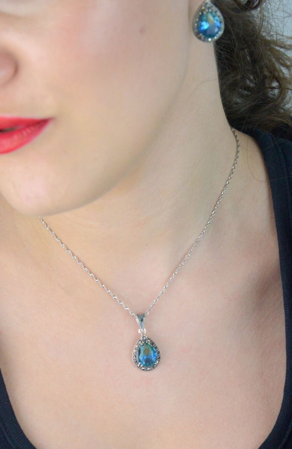 Zawieszka srebrna próby 925 w kształcie łezki, zdobiona cyrkonią niebiesko-zieloną i markazytami. Model DIA-ZAW-13186-925, długość 3,0 cm, szerokość 1,5 cm, waga 3,20 g. 1.jpg