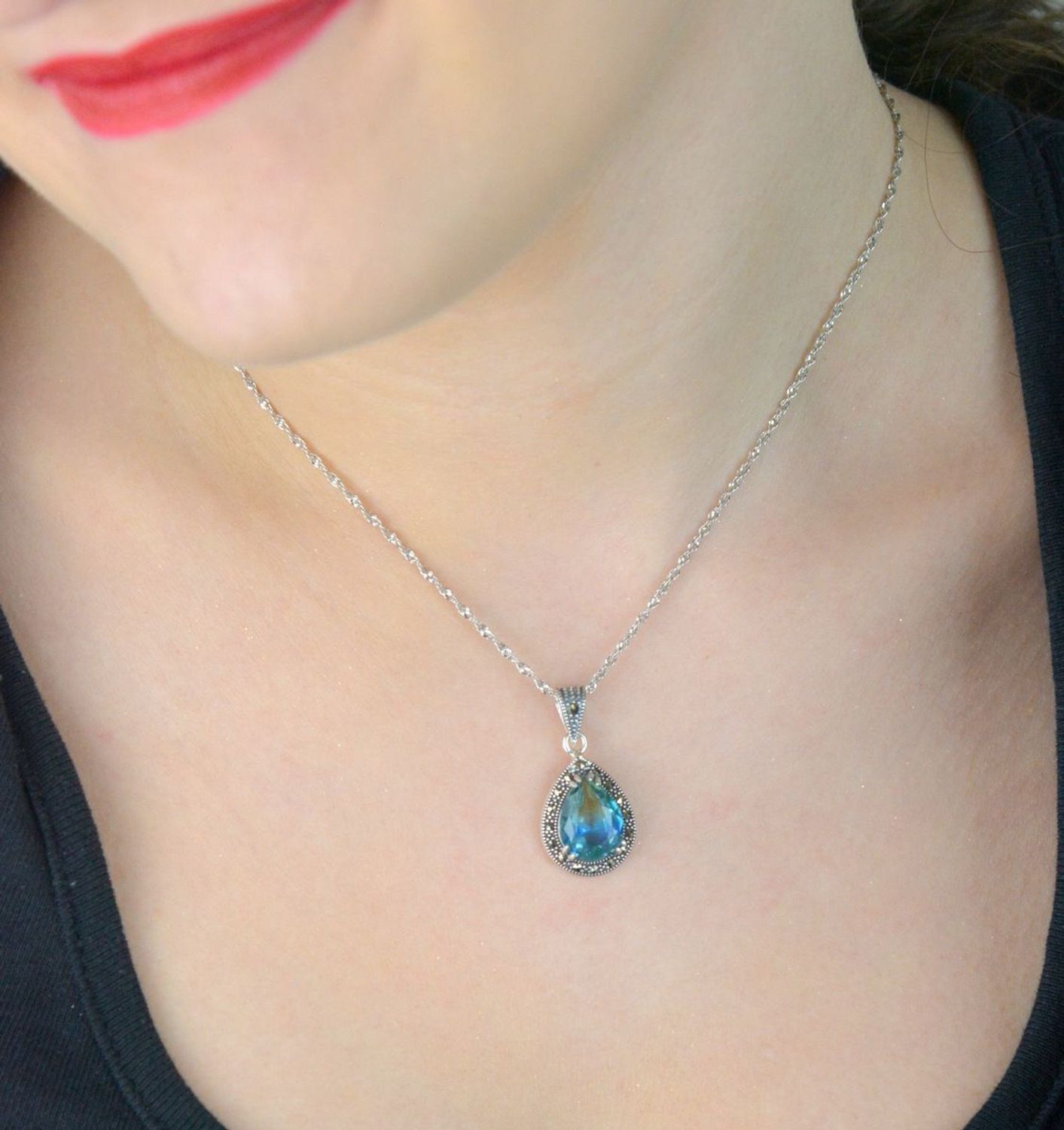 Zawieszka srebrna próby 925 w kształcie łezki, zdobiona cyrkonią niebiesko-zieloną i markazytami. Model DIA-ZAW-13186-925, długość 3,0 cm, szerokość 1,5 cm, waga 3,20 g. 1.jpg