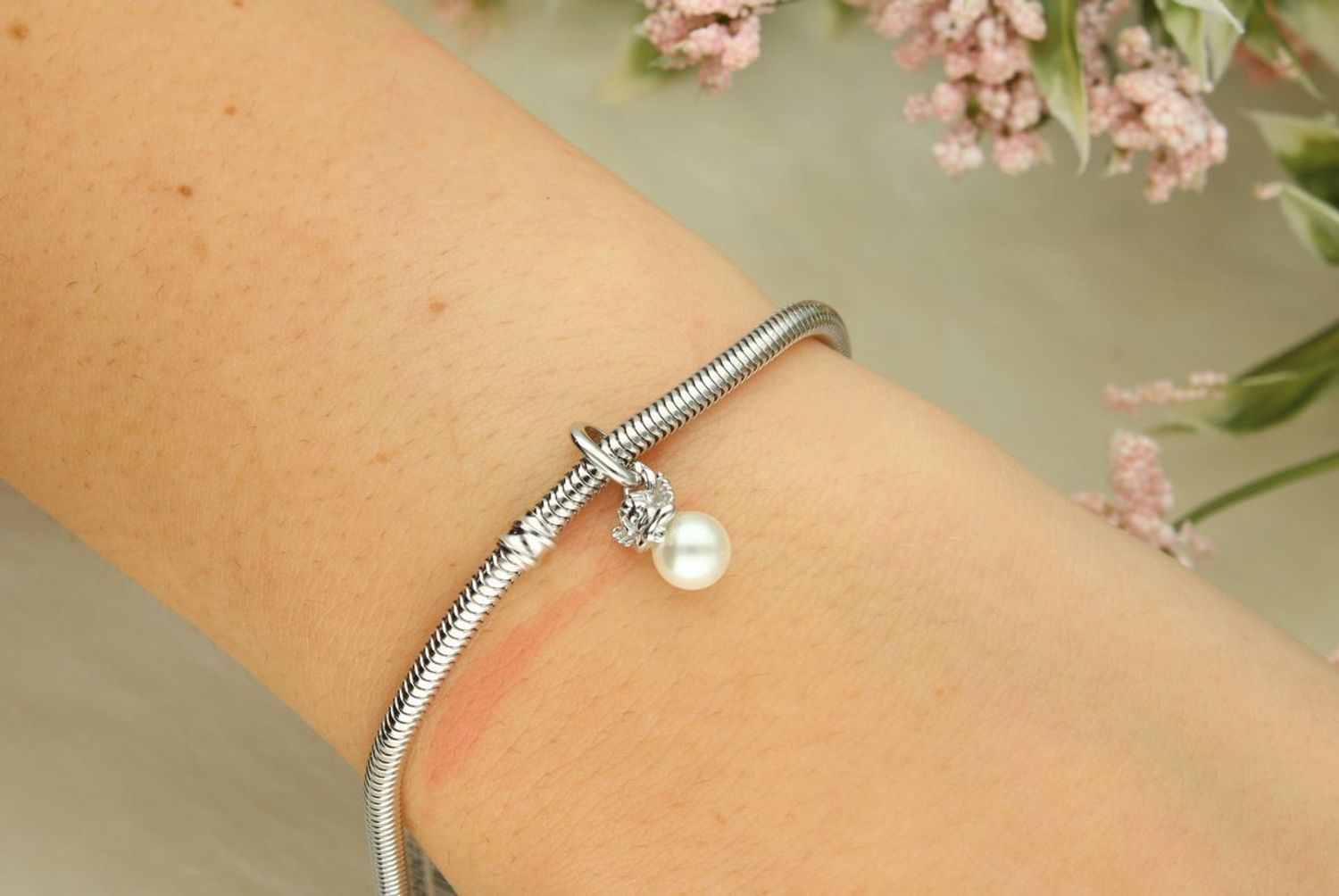 Charms srebrny rodowany 925 IM2660425CH – zawieszka w kształcie śpiącego aniołka z hodowaną perełką. Symbol ochrony i spokoju. Wymiary 7,2 × 17 mm, waga 1,1 g.1.jpg