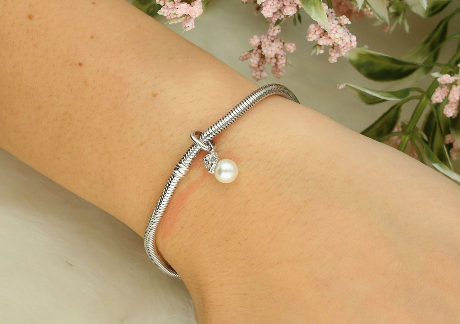 Charms srebrny rodowany 925 IM2660425CH – zawieszka w kształcie śpiącego aniołka z hodowaną perełką. Symbol ochrony i spokoju. Wymiary 7,2 × 17 mm, waga 1,1 g.1.jpg