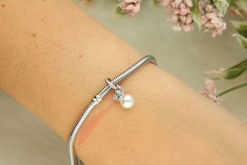 Charms srebrny rodowany 925 – Śpiący aniołek z perełką IM2660425CH Ag.jpg