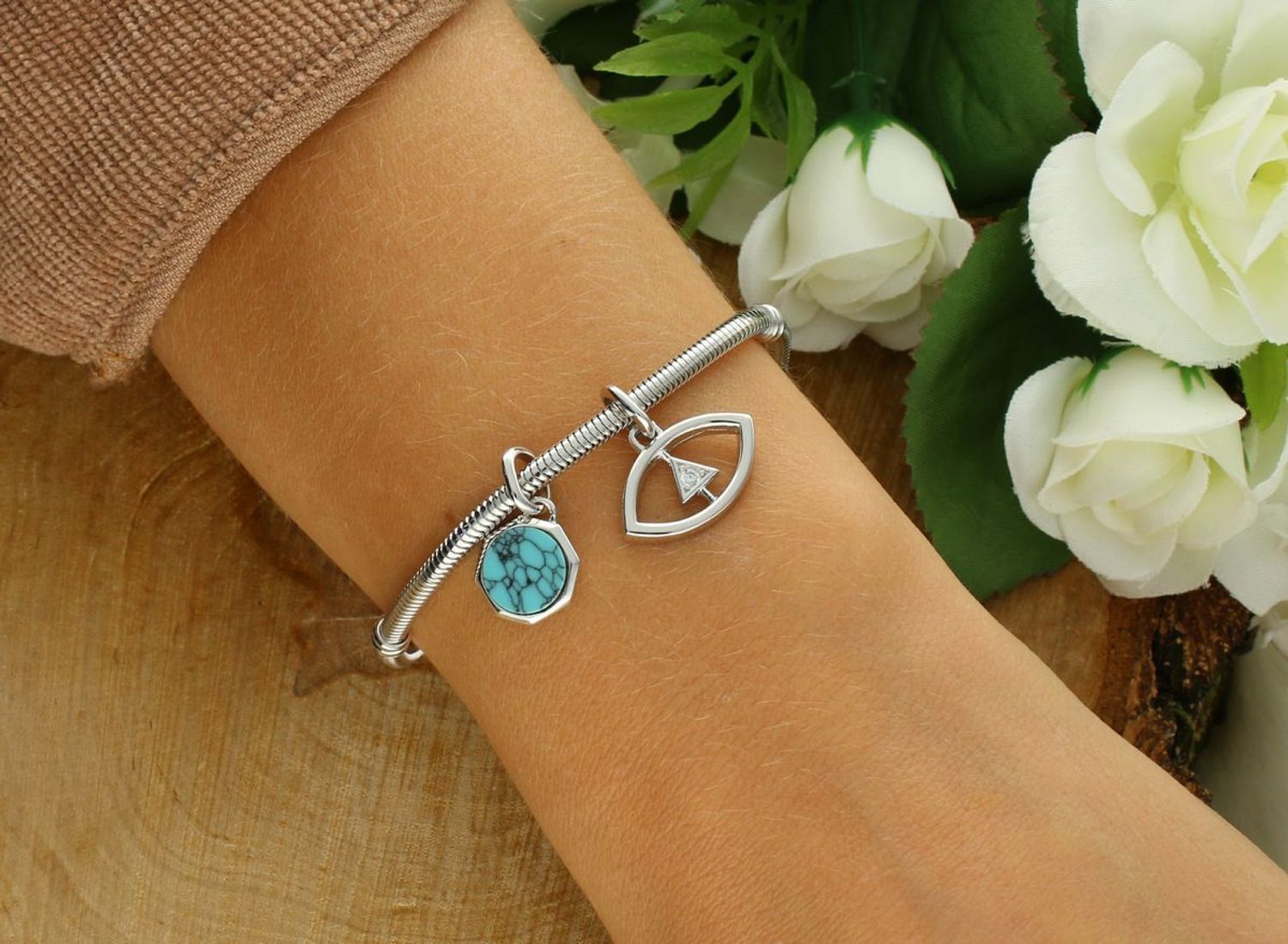 Zawieszka srebrna próby 925 DIA-ZAW-13194-925 z turkusem w geometrycznym kształcie. Długość z oczkiem 1,8 cm, szerokość 1,1 cm. Stylowa i nowoczesna biżuteria.1.jpg