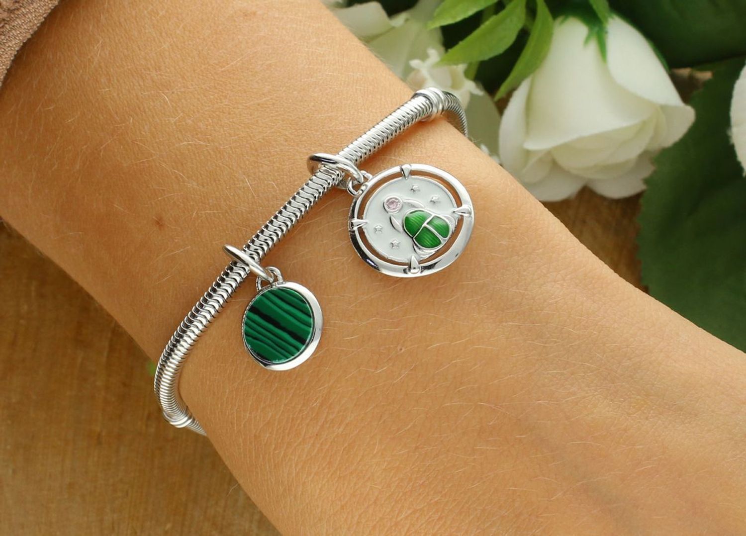 Charms srebrny rodowany 925 Skarabeusz IM2780425CH z emalią i kolorowymi cyrkoniami. Symbol ochrony i odrodzenia. Wymiary 15,2 × 23,3 mm, waga 2,2 g. Idealny do bransoletki modułowej.1.jpg