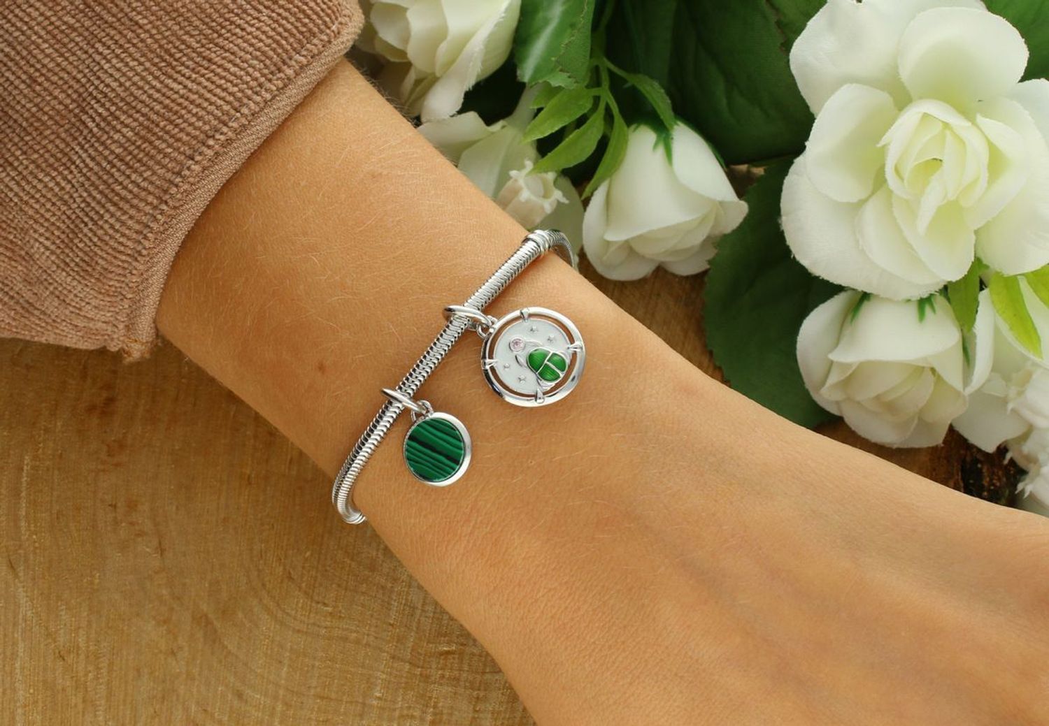 Charms srebrny rodowany 925 Skarabeusz IM2780425CH z emalią i kolorowymi cyrkoniami. Symbol ochrony i odrodzenia. Wymiary 15,2 × 23,3 mm, waga 2,2 g. Idealny do bransoletki modułowej.1.jpg